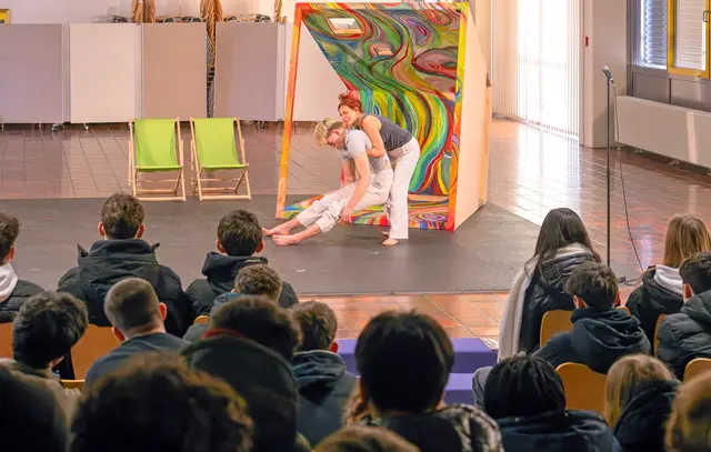 Die Sorge um ihren drogenabhängigen Sohn Jonathan brachte nicht nur seine Mutter Susanne, sondern fast die gesamte Familie zur Verzweiflung (Szene aus dem Theaterstück „HIGH“). | Foto: Winfried Zang