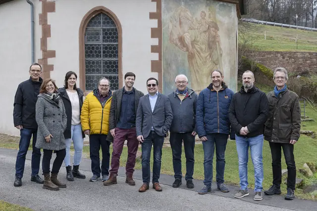 Vor der Kulisse der Amorsbrunner Kapelle sind zu sehen (von links nach rechts): Wolfgang Härtel (Listenplatz 1), Dana Tietjen (Listenplatz 4), Anna Block (Listenplatz 2), Georg Elflein (Listenplatz 10), Philipp Hauck (Listenplatz 6), Benedikt Streun (Listenplatz 5), Stephan Schüller (Listenplatz 3), Jan Emmerich (Listenplatz 7), Nurdin Mehic (Listenplatz 9) und Klaus Sartorius (Listenplatz 8) | Foto: SPD Amorbach