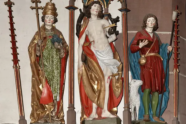 Sankt Sebastian in der Eichenbühler Pfarrkirche, flankiert vom Heiligen Urbanus , dem Weinheiligen , und Sankt Wendelin, dem Patron für die Weidetiere. 
