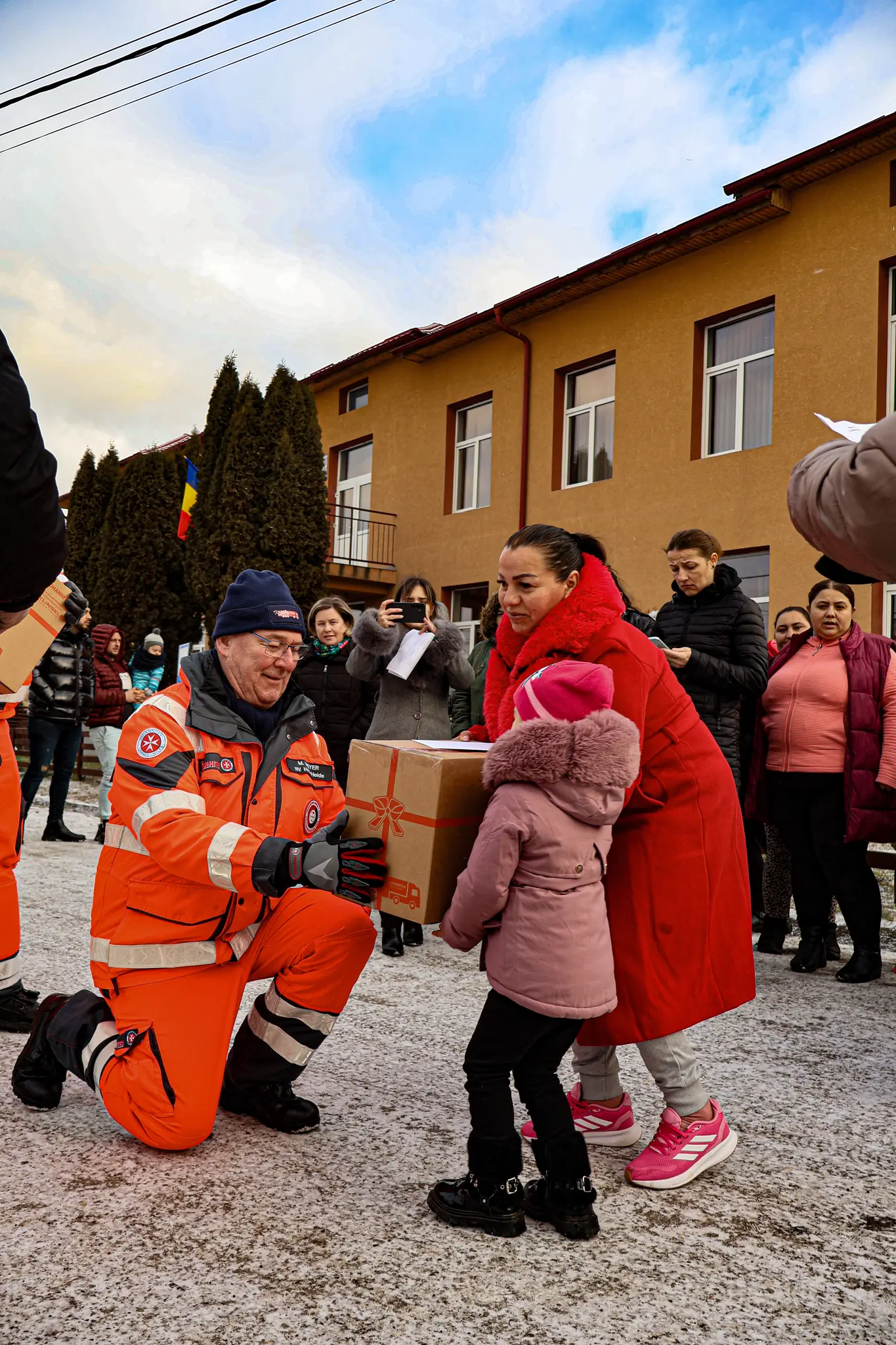 Pakete-des-Johanniter-Weihnachtstruckers-in-den-Ziell-ndern-verteilt-Packaktionen-organisiert-