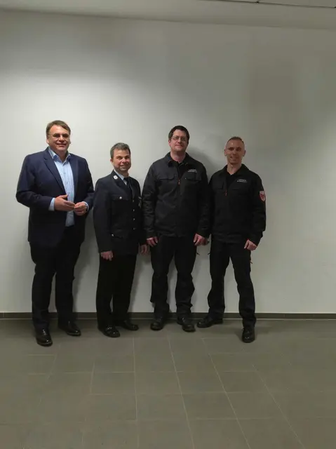 1 Bürgermeister Thomas Münig, 1 Kommandant Jörg Lörcher , Marc Fitzke (25 Jahre Gerätewart) und 2. Kommandant Dominik Cavallo   | Foto: Feuerwehr Verein Kleinheubach