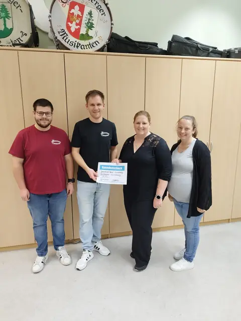 Die Hauptverantwortlichen des Secondhands Heike Schäfer (zweite von rechts) und Lena Weiss (erste von rechts) übergeben die 500 € an Vorstand David Blatz (zweiter von links) und an Jugendvorstand Sandro Schäfer (erster von links). | Foto: Samuel Blatz