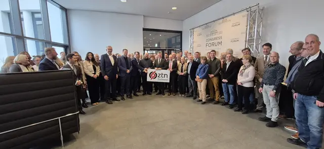 Hochrangige Vertreter wie Staatssekretärin Sabine Kurtz (Baden-Württemberg), Staatssekretär Michael Hauer (Rheinland-Pfalz), Abteilungsleiter Tim Otto in Vertretung für Staatssekretär Thul (Saarland), Ministerialdirigent Gerhard Zellner (Bayern) sowie Verbandsvorsitzender Landrat Dr. Achim Brötel (ztn Südwest) und der Geschäftsführer Jürgen Eirich mit dem Verbandsvorsteher Bernd Knöppel (ZTN Rheinland-Pfalz/Saarland) bei der offiziellen Vorstellung des Zweckverband tierischer Nebenprodukte (ztn) Südwest in Frankenthal. 


 | Foto: ztn Südwest