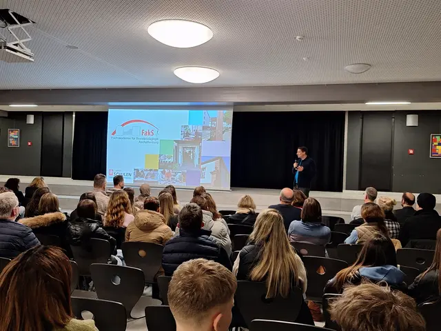 Herr Müller von der Fachakademie für Sozialpädagogik stellt eine von vielen Berufsfachschulen vor. | Foto: Rainer Schäfer