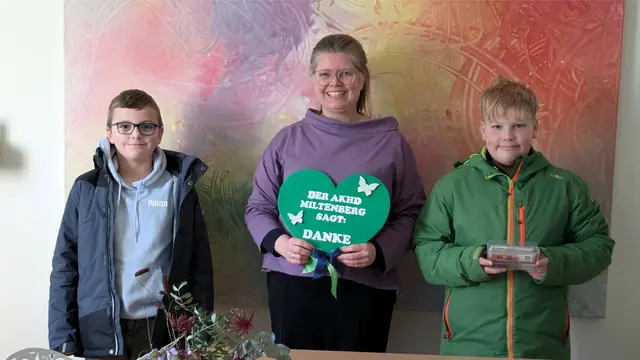 Foto: Emil Völker und Ole Wahl überreichen ihre Spende an die Leiterin des Kinderhospiz Miltenberg, Frau Jenniffer Hartmann Foto: Katharina Völker