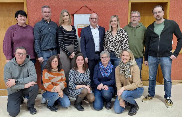 Neuer Vorstand und Beisitzende: oben im Bild v. li.: Ramona Königer, Andreas Henn, Nancy Lieske, Holger Reichert, Stephanie Schiepeck, Martin Häfner, Thiemo Link, unten im Bild v. re.: Uwe Berberich, Christa Scharnagl, Anke Melchior, Brigitte Kohl, Stefanie Keller, es fehlen: Theresa Trunk und Anja Grimm
 | Foto: TV Schneeberg