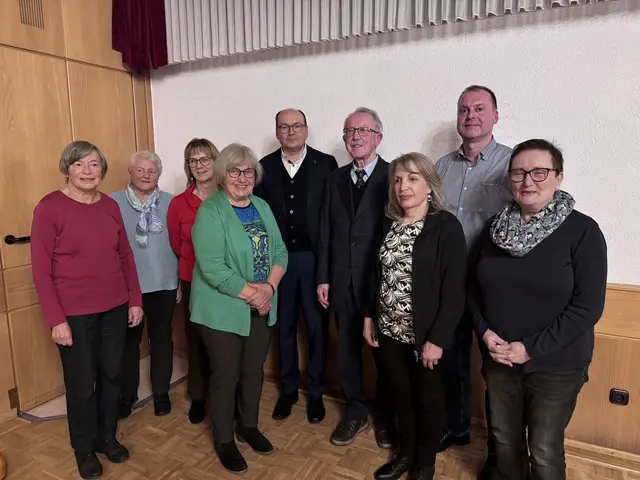 Die geehrten und verabschiedeten Mitarbeiter/innen: v. l. Renate Muschik, Roswitha Kocmann, Sigrun Gassner, Gisela Rothermich, Pfarrer Rettinger, Dietmar Frank, Silvia Maschik, Thorsten Kolbert und Klaudia Kempf. Es fehlen Birgid Nöthen, Isolde Wurtinger und Elfriede Rothermich | Foto: Ruth Zieres