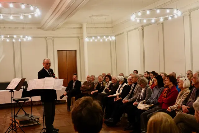 Bevor der erste Ton erklang, wurde der Abend offiziell eröffnet. 
Dr. Stefan Gläser, Vorsitzender des Fördervereins Schlösschen und ehemaliger Oberbürgermeister von Wertheim, begrüßte das Publikum mit warmen Worten. Er hob die Bedeutung der neuen Kooperation hervor: ein kultureller Brückenschlag durch das Taubertal, getragen von bürgerschaftlichem Engagement und dem Anspruch, das Schlösschen als lebendigen Kulturort weiterzuentwickeln. 