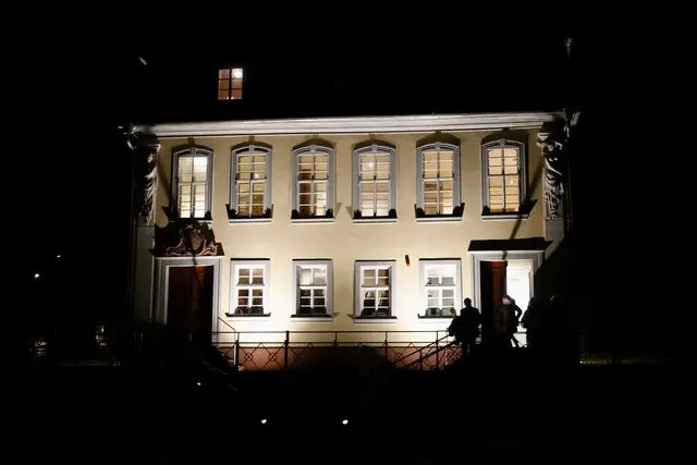 Außenaufnahme Schlösschen bei Nacht 

Das Hofgarten Schlösschen im Winterlicht – ein stiller Solist, der den Raum bereitet für einen Abend voller Klang und Konzentration. 