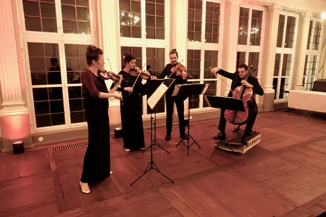 Aris Quartett im Konzert 
Vier Stimmen, ein Atem: Das Aris Quartett lässt im Schlösschen jene feine Spannung entstehen, in der Musik nicht nur erklingt, sondern zu leuchten beginnt. 