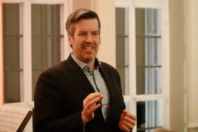 Johannes Mnich, Intendant der Tauberphilharmonie Schloss Weikersheim, sprach anschließend über die verbindende Kraft der Kammermusik, über die Freude an gemeinsamer künstlerischer Arbeit und über die Chance, musikalische Exzellenz in die Fläche zu tragen. Er stellte die neue Reihe in einen größeren Kontext und sprach von der Idee eines „kulturellen Netzwerks im Taubertal“, das nun auch das Schlösschen einschließt. Dann wurde es still. Und das Aris Quartett betrat die Bühne. 