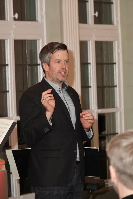 Johannes Mnich, Intendant der Tauberphilharmonie Schloss Weikersheim, sprach anschließend über die verbindende Kraft der Kammermusik, über die Freude an gemeinsamer künstlerischer Arbeit und über die Chance, musikalische Exzellenz in die Fläche zu tragen. Er stellte die neue Reihe in einen größeren Kontext und sprach von der Idee eines „kulturellen Netzwerks im Taubertal“, das nun auch das Schlösschen einschließt. Dann wurde es still. Und das Aris Quartett betrat die Bühne. 