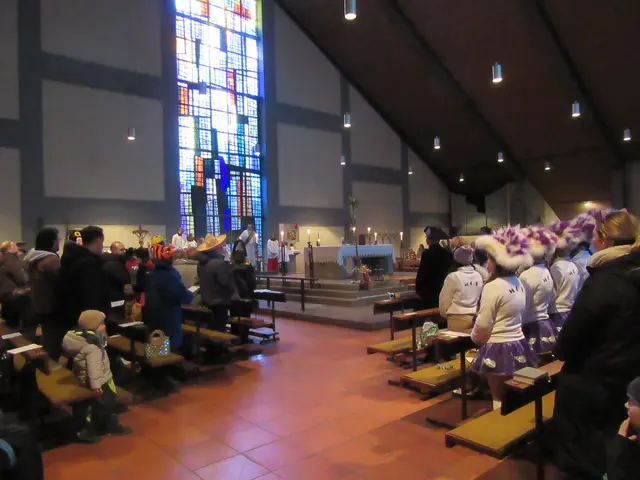 Viele Gottesdienstbesucher füllen die Reihen | Foto: Friedrich Frank