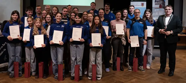 Bürgermeister Thomas Münig (rechts) gratulierte den erfolgreichen Sportlern der WSG zu ihren hervorragenden Platzierungen im Jahr 2025.
 | Foto: Katharina Ziegler