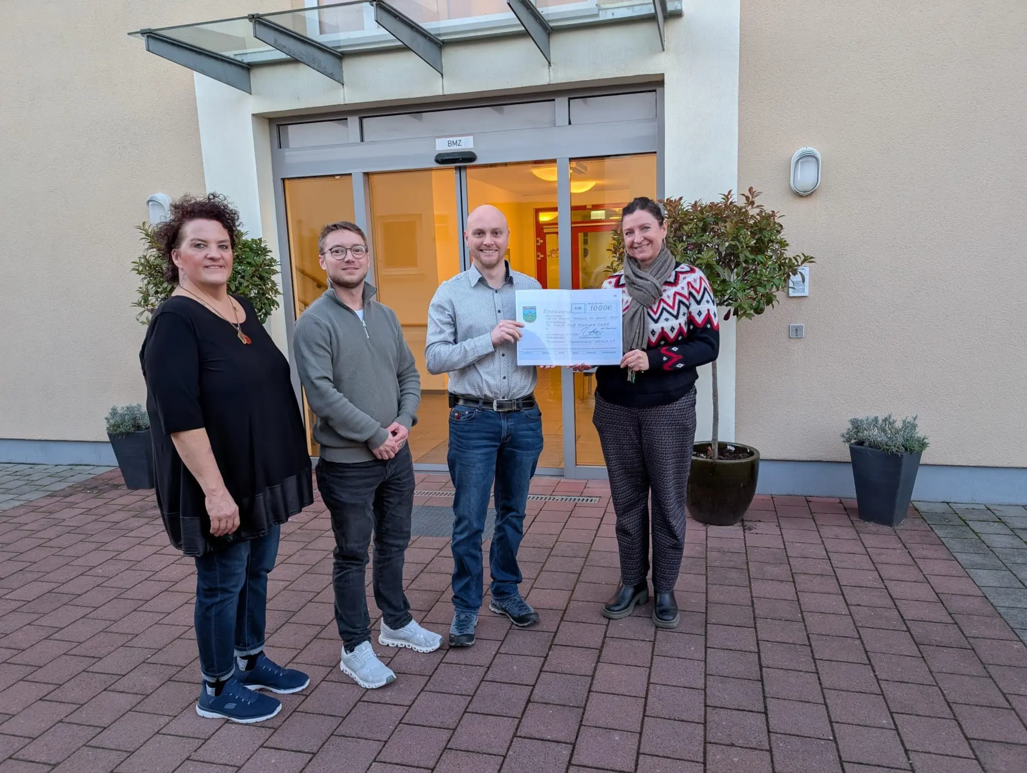 Hobbach-im-Advent-sammelt-1-000-Euro-f-r-das-St-Josef-Stift