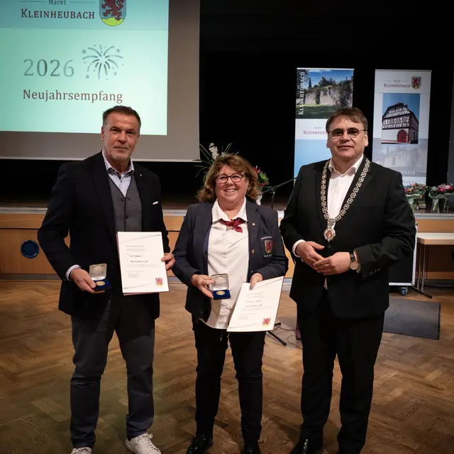 Bürgermeister Thomas Münig (rechts) würdigte die Verdienste von Christiane Dümlein (Mitte) und Peter Fiebelkorn (links) mit der Bürgermedaille in Gold und dankte ihnen für ihr Wirken. | Foto: Katharina Ziegler