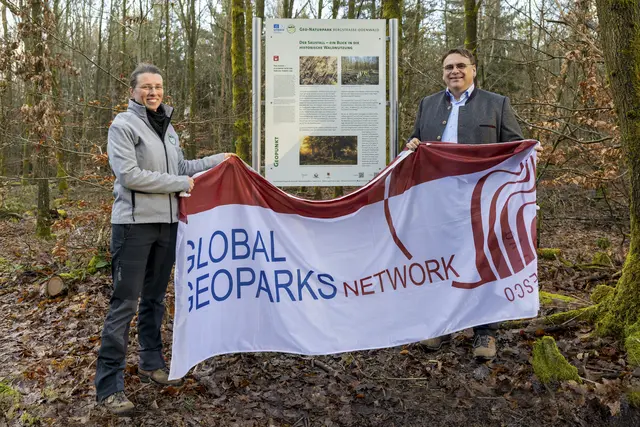 Bürgermeister Thomas Münig (rechts) und Larissa Arras (links), stellvertretende Geschäftsführerin vom Geo-Naturpark Bergstraße-Odenwald, enthüllten die neue Geopunkt-Tafel »Saustall« | Foto: Bernd Ullrich
