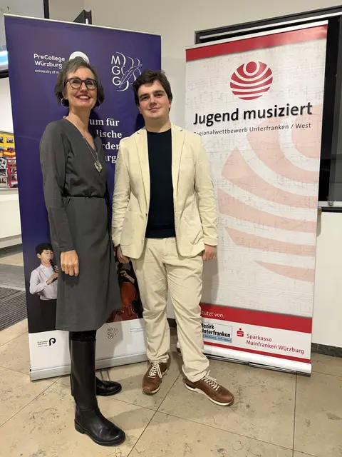 Adrian Dederer mit seiner Klavierlehrerin Sylvia Ackermann | Foto: Adrian Dederer