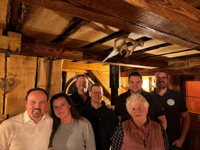 Hinten von links: Marcus Schäfer, Benjamin Schwarz, Marco Hein, Patrick Henn; Vorne von links: Unser Bürgermeister, Sandra Schäfer, Gabi Sommer | Foto: Lakefleisch- und Schafkopffreund e.V.