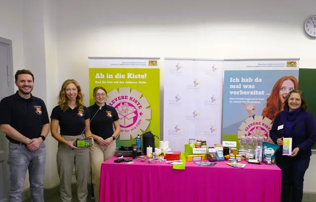 Wie sich jeder einzelne auf Krisensituationen vorbereiten kann, darüber informierten (von links) Jan Heilos, Jacqueline Ratka und Sophia Huth vom Landratsamt Main-Spessart und Gabriele Royackers vom Amt für Ernährung, Landwirtschaft und Forsten Karlstadt.

 | Foto: Frauke Beck