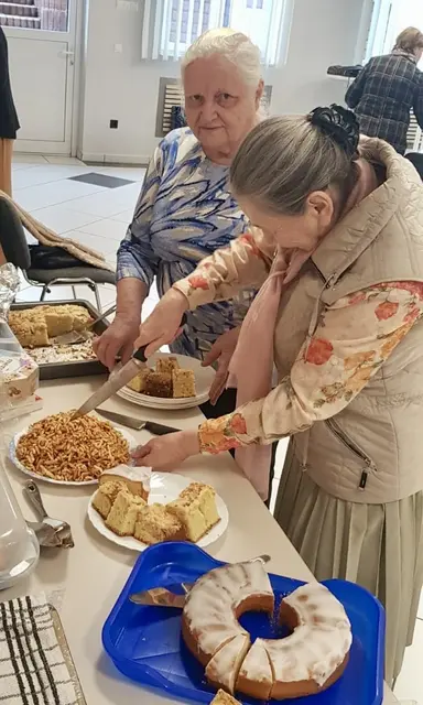Vorbereitungen am Kuchenbuffet