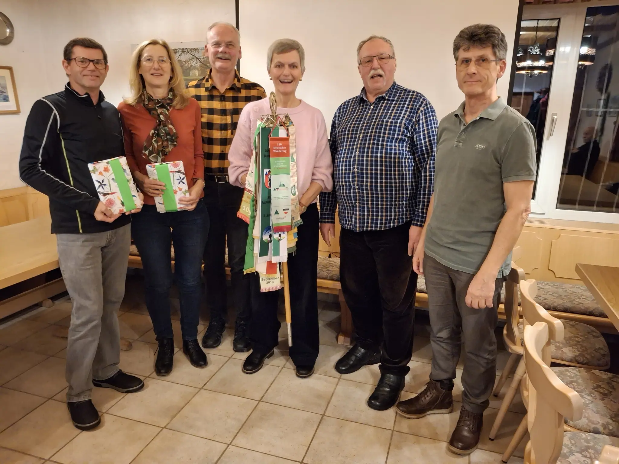 Neun-Zw-lfer-bei-der-Auszeichnungfeier-der-Wanderfreunde