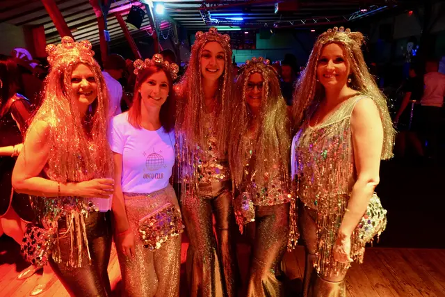 In Heppdiel ist der Teufel wild … und die Damen einer Schautanzgruppe zeigen sich von ihrer besten Seite!