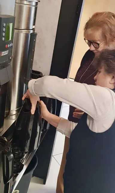 Vorbereitungen am Kaffee-Automat
