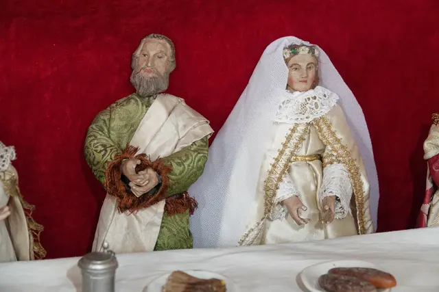 Hochzeitspaar in der Weihnachtskrippe in Neunkirchen im Odenwald.