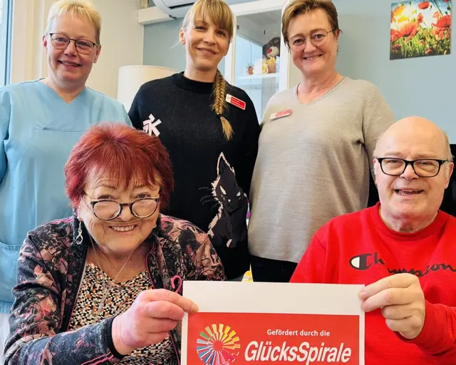 Mitarbeitende und Bewohnende der AWO Hausgemeinschaft Elztal-Dallau freuen sich über die neue Teilklimatisierung der Aufenthaltsräume, die durch eine Förderung der GlücksSpirale ermöglicht wurde. 

 | Foto: AWO NOW gGmbH