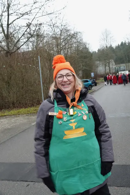 
Die Frauen führen – und sie führen mit Stil. Sie organisieren, kommentieren, korrigieren und retten nebenbei Situationen, die ohne sie in einem emotionalen Verkehrsunfall enden würden.