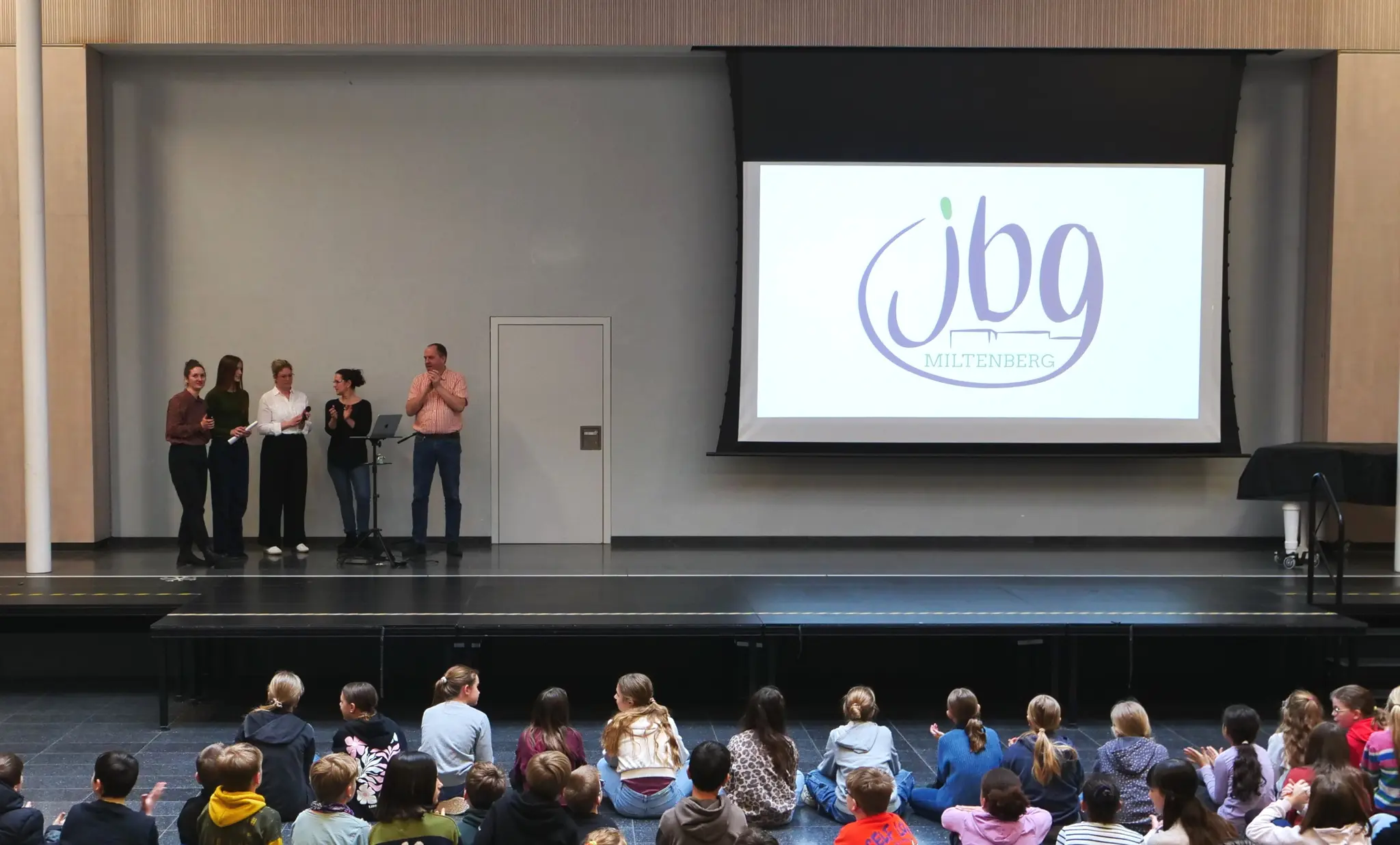 Vollversammlung-zur-Pr-sentation-des-neuen-Schullogos