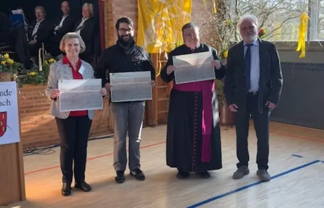Spendenübergabe beim Neujahrsempfang: (v.l.) Margot Krüger, Boris Mosch, Monsignore Franz Leipold, 1. Vorsitzender Gerold Buhleier | Foto: Yvonne Aurich, Gemeinde Röllbach