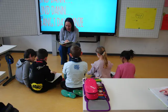 In der Mozart-Grundschule Elsenfeld übt die Lesebeauftragte Annika Feyh mit Kindern der zweiten Klasse das Lesen und unterstützt sie so dabei, die Welt der Bücher für sich zu entdecken. | Foto: Andrea Kaller-Fichtmüller