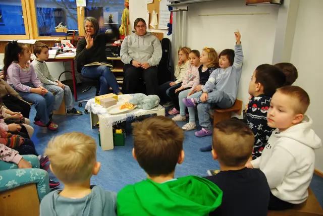 Im Vorlesekreis der ersten Klasse in der Gotthard-Grundschule Weilbach wird bei den Kindern die Neugier auf den Fortgang der vorgelesenen Geschichte geweckt und damit zum Lesen ermuntert. | Foto: Andrea Kaller-Fichtmüller