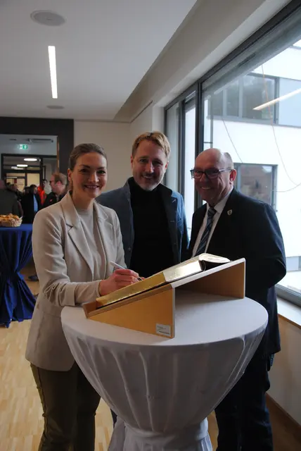Staatsministerin Judith Gerlach trägt sich im Beisein von MdL Martin Stock und Bürgermeister Ralf Reichwein ins Goldene Buch der Stadt Klingenberg ein. | Foto: Andrea Kaller-Fichtmüller