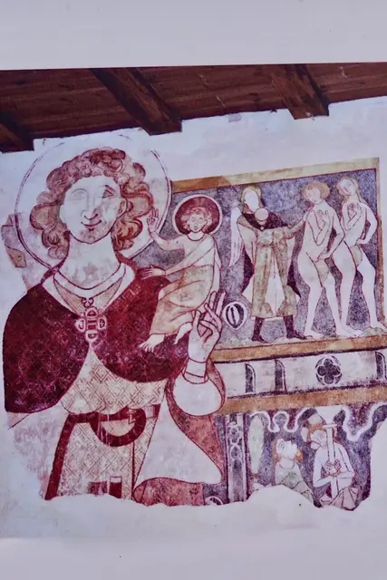 Der lächelnde Christophorus von Freudenberg am Main in der dortigen Friedhofskapelleist ein Schlüsselwerk der hochgotischen Wandmalerei im Main-Tauber- und Odenwaldraum. Sein Lächeln markiert einen Moment kunsthistorischer Innovation: die Öffnung des Heiligenbildes hin zu menschlicher Nähe, Trost und emotionaler Ansprache.