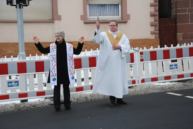 Pfarrerin Dr. Iris Kreile und Herrn Gottesdienstbeauftragter Michael Straub beim gemeinsamen Segen. | Foto: Andrea Kaller-Fichtmüller