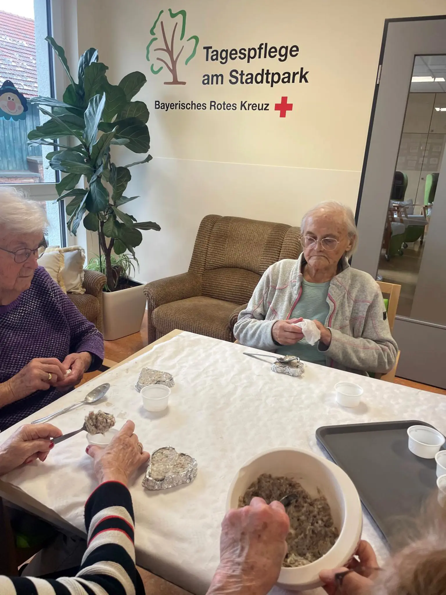 G-ste-der-BRK-Tagespflege-Miltenberg-stellen-Vogelfutter-her