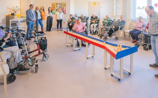 Die neue Holzkegelbahn im Geras-Pflegeheim Leidersbach, die von der Stiftung Altenhilfe gefördert wurde, bringt den Bewohnerinnen und Bewohnern viel Spaß, sie fördert aber auch beispielsweise Konzentration und Koordination.  | Foto: Winfried Zang
