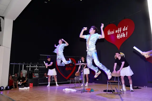 Das Programm war üppig wie Omas Sonntagsbuffet: 17 Programmpunkte, gespickt mit kabarettistischen Kabinettstückchen, musikalischen Persiflagen und Tanzeinlagen, die selbst das Parkett ins Wanken brachten. 