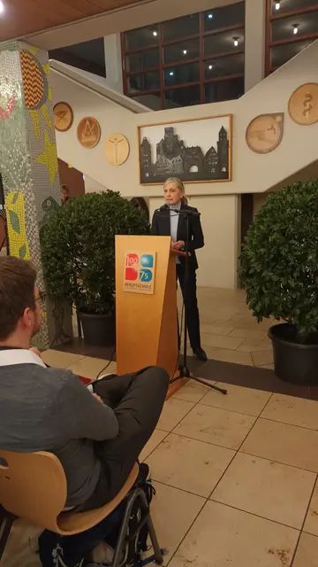 "Gerade in Zeiten wirtschaftlicher Unsicherheit sind junge, gut ausgebildete Fachkräfte für die Region von entscheidender Bedeutung", so Dr. Maria Bausback.