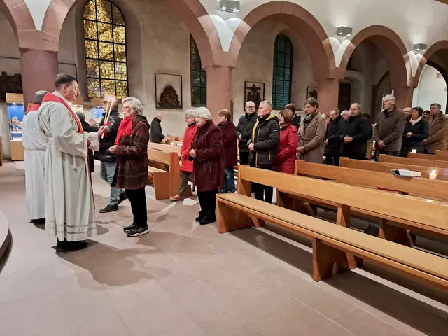 Pfarrer Kölbel und Pfarrer Wolf spendeten den Blasiussegen als Einzelsegen | Foto: Martin Winkler