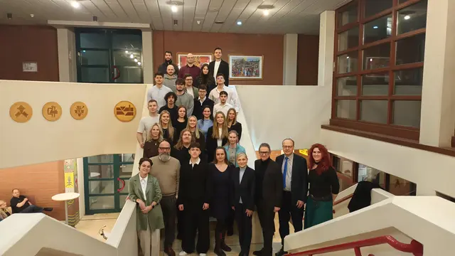 Die Absolventinnen und Absolventen freuten sich mit den Ehrengästen über ihre Auszeichnungen. Mit im Bild sind (links vorne) der stellvertretende Landrat Bernd Schötterl,  sowie (vierte von links) Veronika Repp, 2. Vorsitzende Förderverein, Dr. Maria Bausback von der IHK Aschaffenburg, Bürgermeister Kahlert, der stellvertretende Schulleiter Thomas Morhard und Kreishandwerksmeisterin Monique Haas.