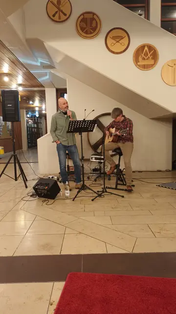 Die Projektband „Unisono“, die dieses Mal aus zwei Lehrkräften bestand, sorgte für stimmungsvolle Momente.