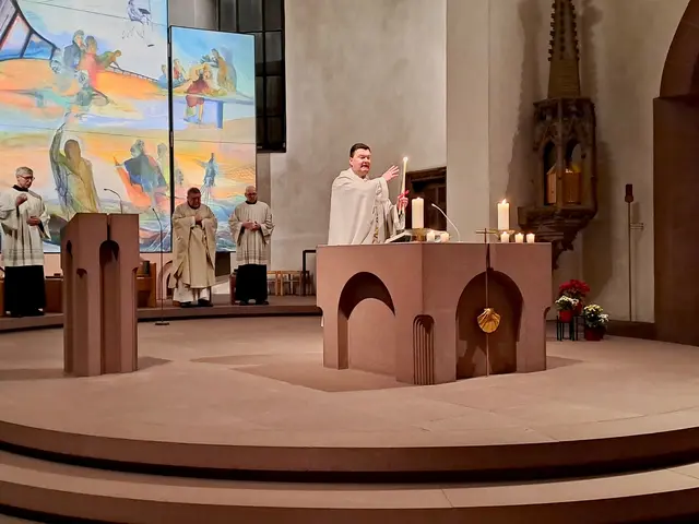 Pfarrer Jan Kölbel spendete den allgemeinen Blasiussegen zum Schutz vor Halskrankheiten und allem Übel | Foto: Martin Winkler