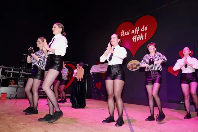  Der Bunte Abend war in zweifacher Ausgabe in der revitalisierten Stahlberghalle das Empathie-Doping für Uissigheim – karnevalistisch, kulinarisch, kolossal. 