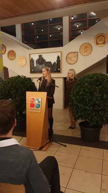 Zum Abschluss richteten die Absolventinnen Alia Hörnig und Paula Weigandt persönliche Worte an das Publikum und erinnerten an den gemeinsamen Weg.