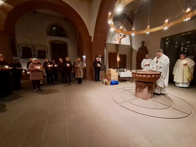 An Mariä Lichtmess versammelten sich die Gläubigen zur Kerzensegnung am Taufstein | Foto: Martin Winkler