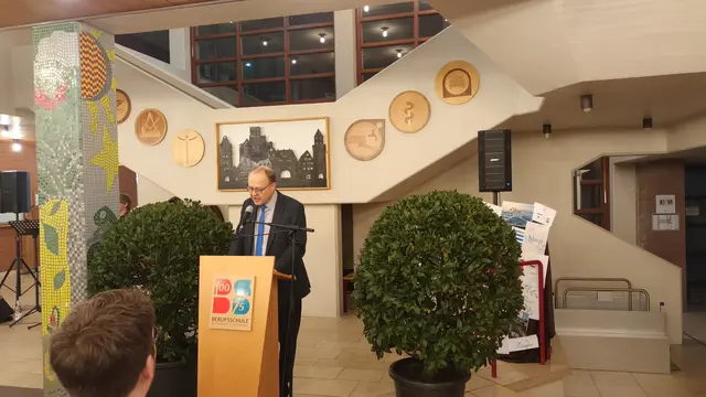 Der stellvertretende Schulleiter Thomas Morhard begrüßte die Absolventinnen und Absolventen, Ehrengäste sowie viele Ausbilderinnen, Ausbilder und Eltern. 